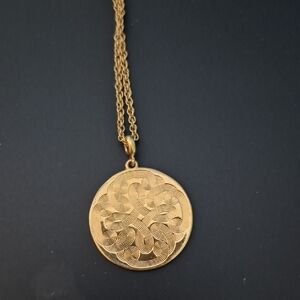 Elegant Gold Pendant Necklace